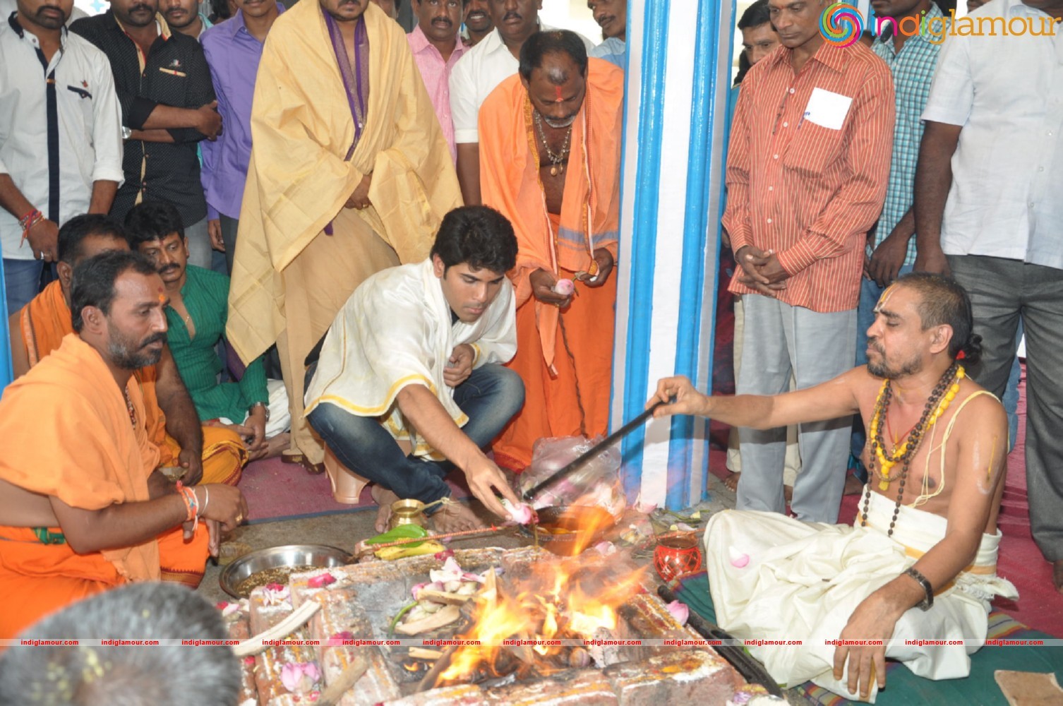 Allu Sirish At Chiranjeevi Birthday Celebrations at Filmnagar Temple Event hd photo