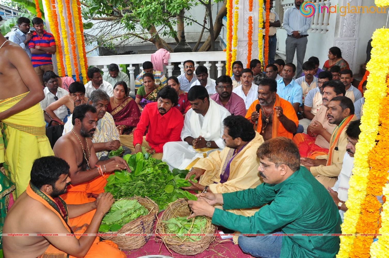 Allu Sirish At Chiranjeevi Birthday Celebrations at Filmnagar Temple Event hd photo