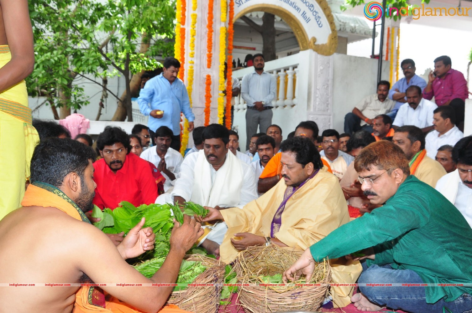 Allu Sirish At Chiranjeevi Birthday Celebrations at Filmnagar Temple Event hd photo