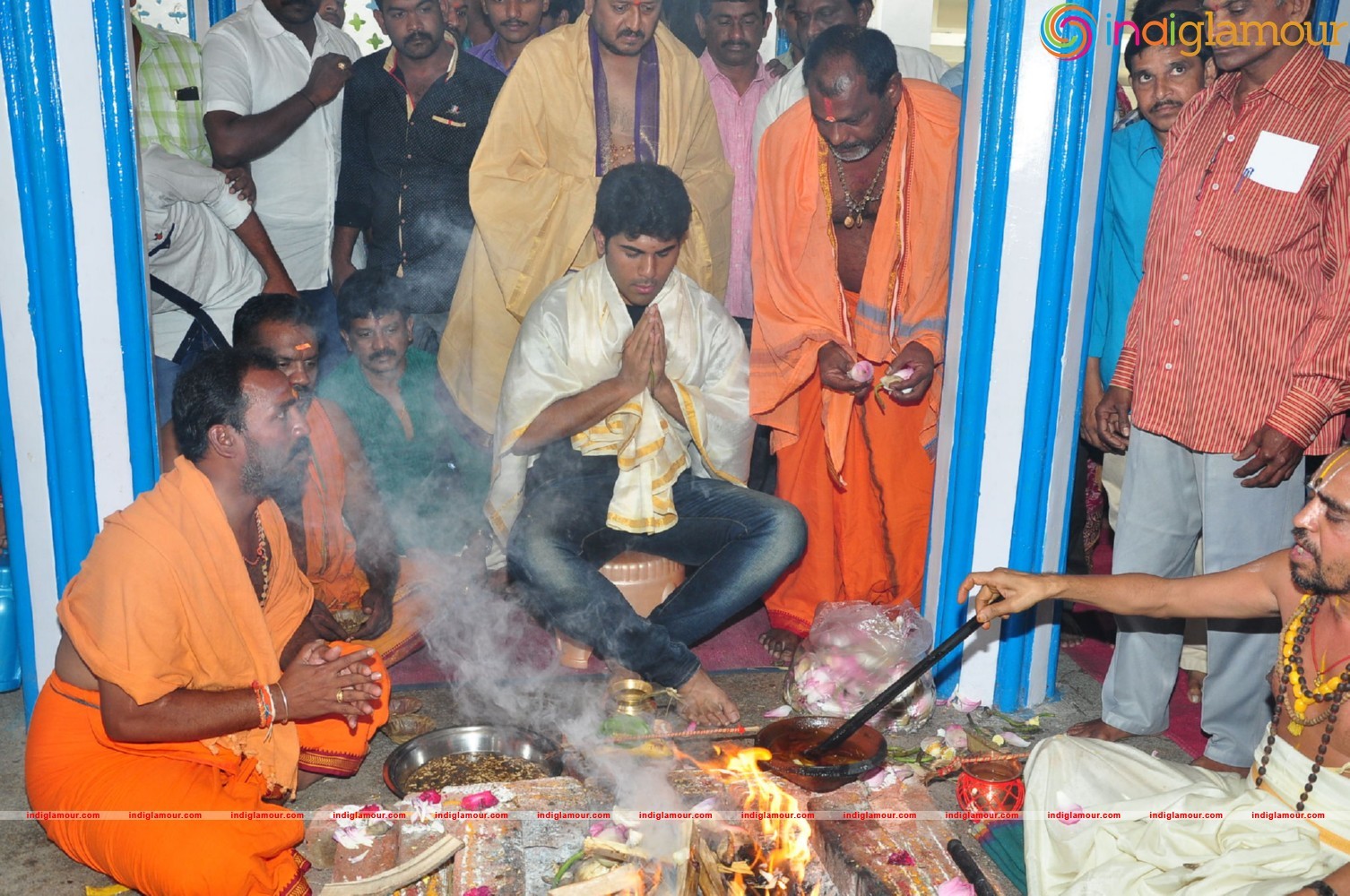 Allu Sirish At Chiranjeevi Birthday Celebrations at Filmnagar Temple Event hd photo