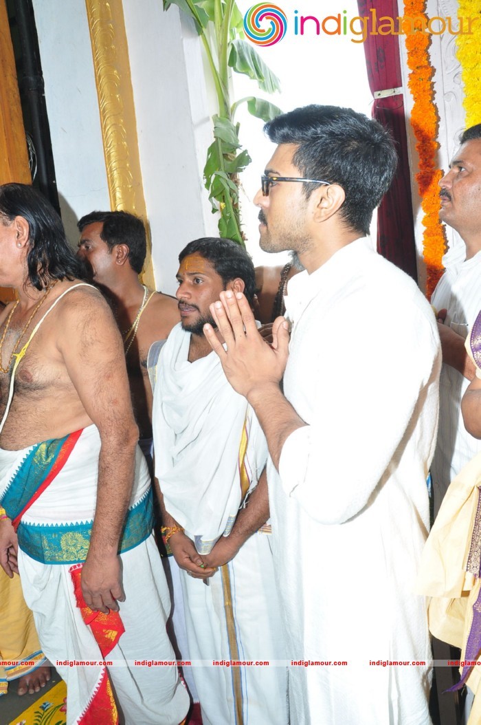 Ram Charan At Chiranjeevi Birthday Celebrations at Filmnagar Temple Event hd photo