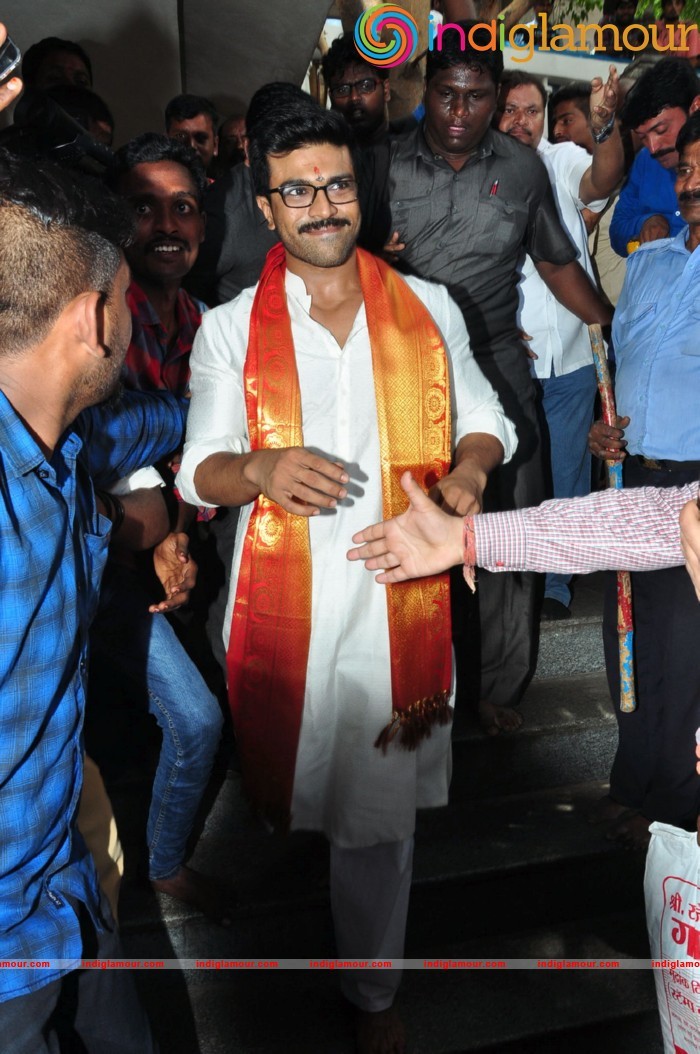 Ram Charan At Chiranjeevi Birthday Celebrations at Filmnagar Temple Event hd photo