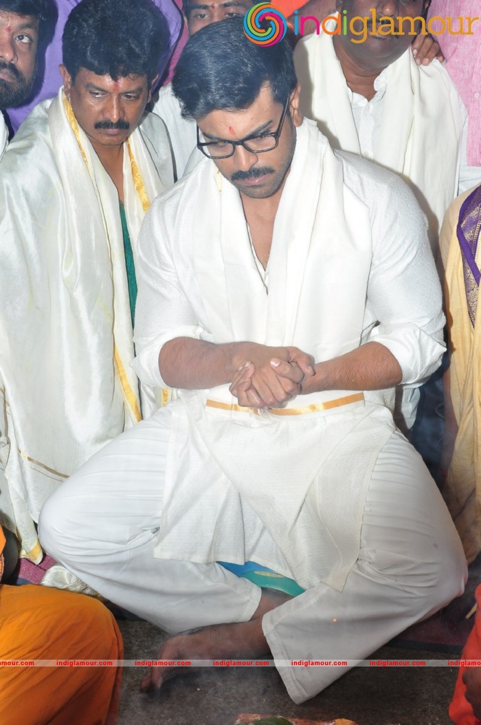 Ram Charan At Chiranjeevi Birthday Celebrations at Filmnagar Temple Event hd photo
