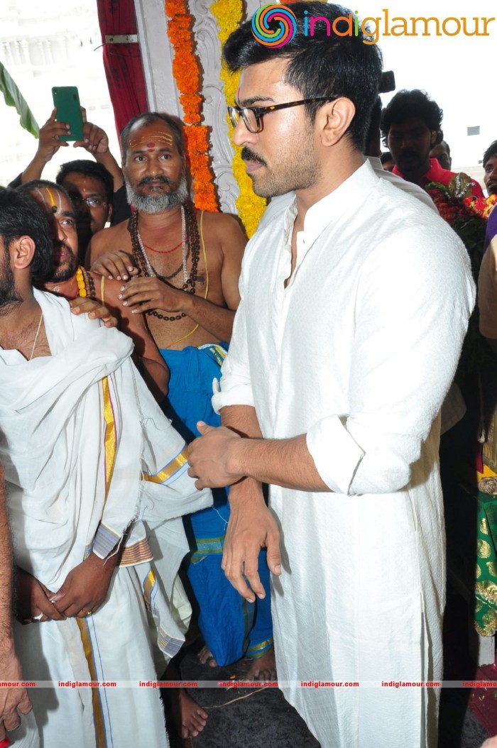 Ram Charan At Chiranjeevi Birthday Celebrations at Filmnagar Temple Event hd photo