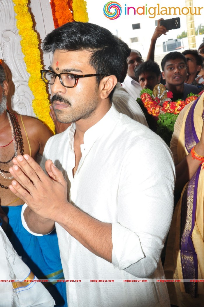 Ram Charan At Chiranjeevi Birthday Celebrations at Filmnagar Temple Event hd photo