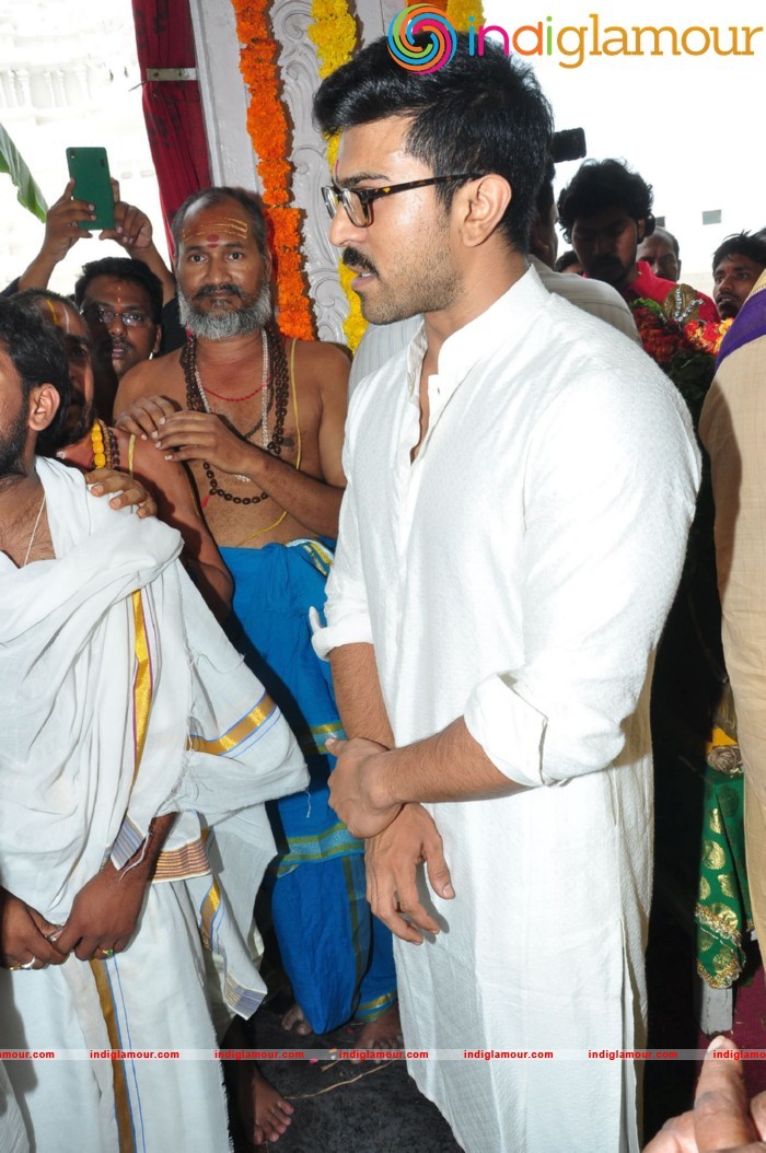 Ram Charan At Chiranjeevi Birthday Celebrations at Filmnagar Temple Event hd photo