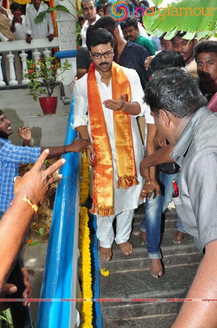 Ram Charan At Chiranjeevi Birthday Celebrations at Filmnagar Temple Event hd photo