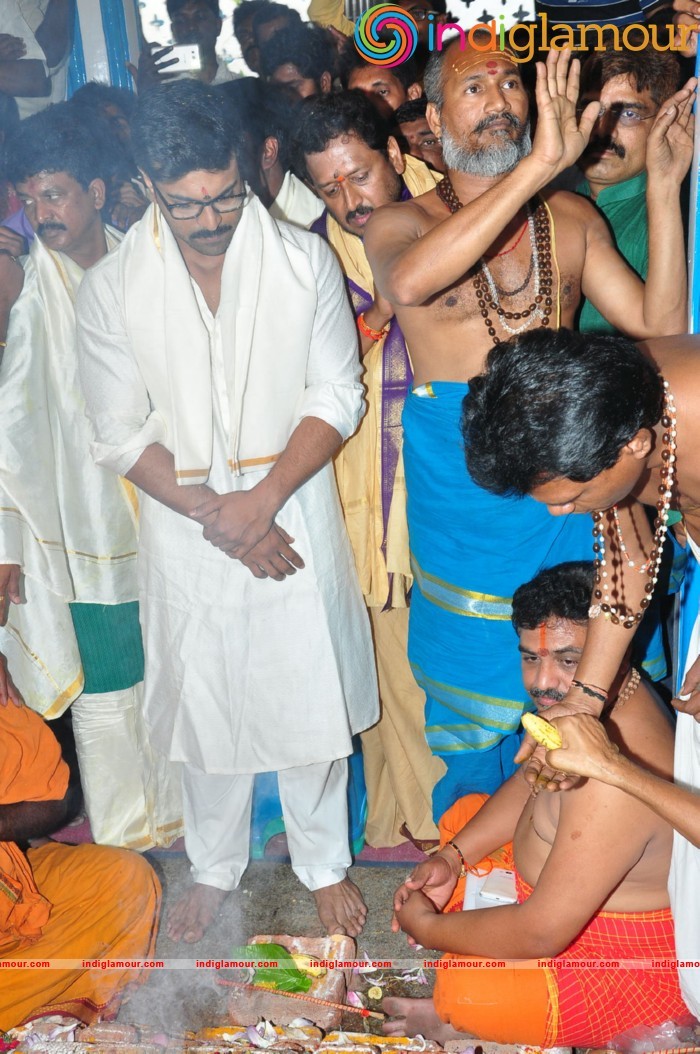 Ram Charan At Chiranjeevi Birthday Celebrations at Filmnagar Temple Event hd photo