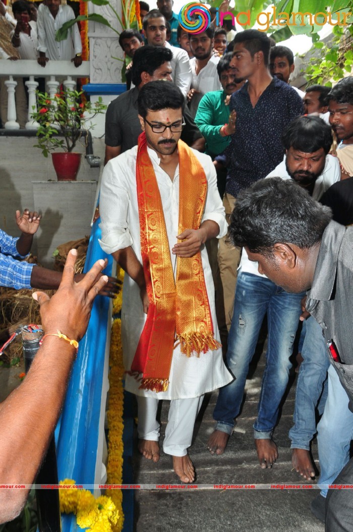 Ram Charan At Chiranjeevi Birthday Celebrations at Filmnagar Temple Event hd photo