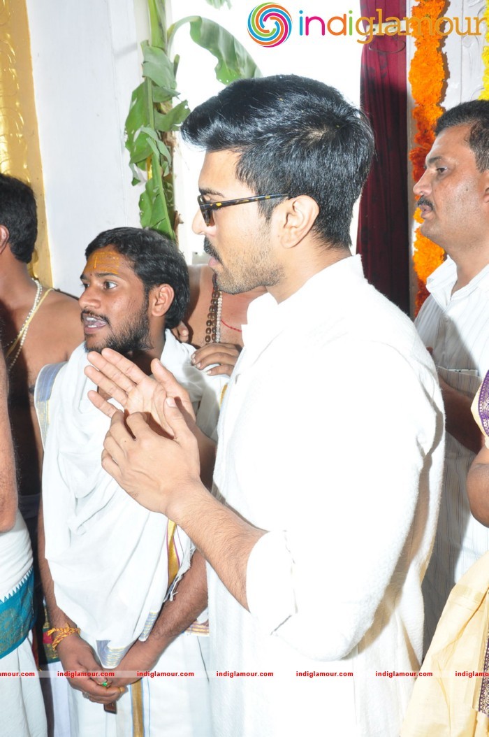 Ram Charan At Chiranjeevi Birthday Celebrations at Filmnagar Temple Event hd photo