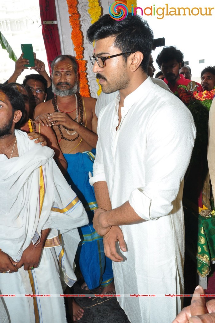 Ram Charan At Chiranjeevi Birthday Celebrations at Filmnagar Temple Event hd photo