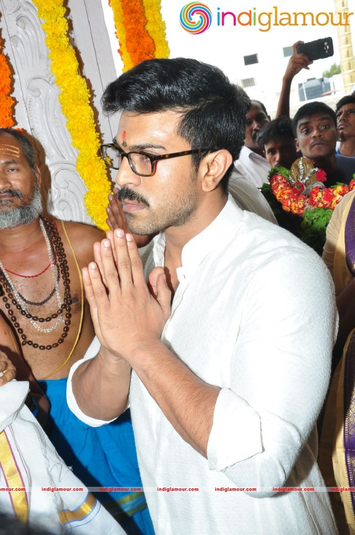 Ram Charan At Chiranjeevi Birthday Celebrations at Filmnagar Temple Event hd photo