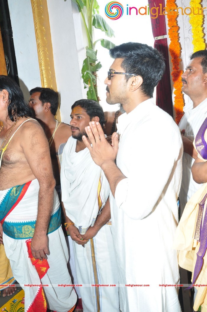 Ram Charan At Chiranjeevi Birthday Celebrations at Filmnagar Temple Event hd photo