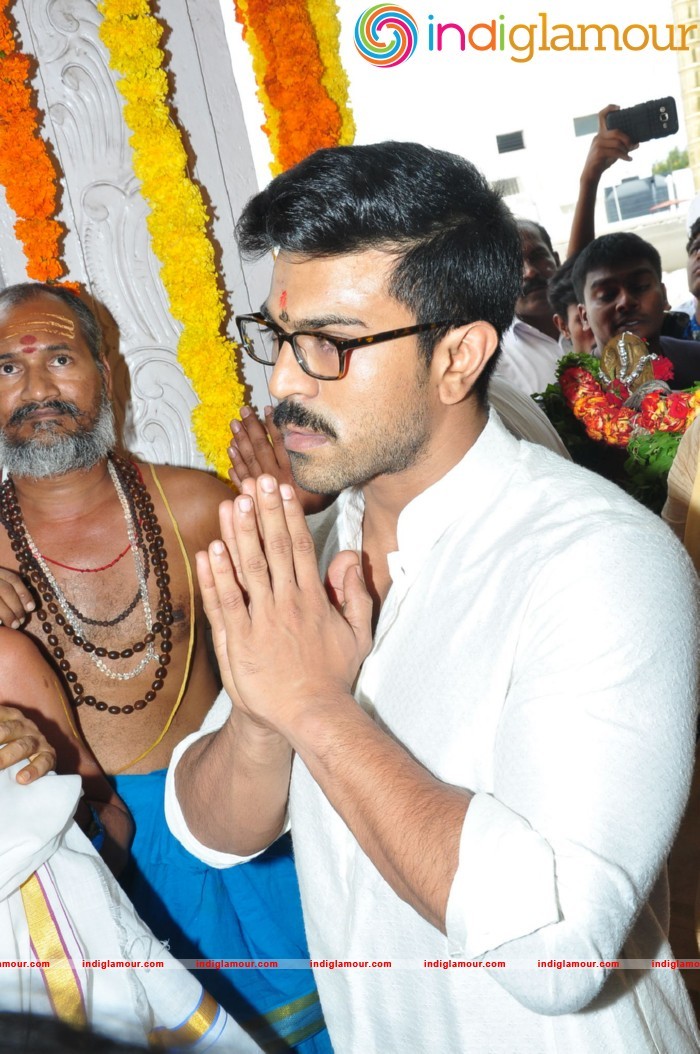 Ram Charan At Chiranjeevi Birthday Celebrations at Filmnagar Temple Event hd photo
