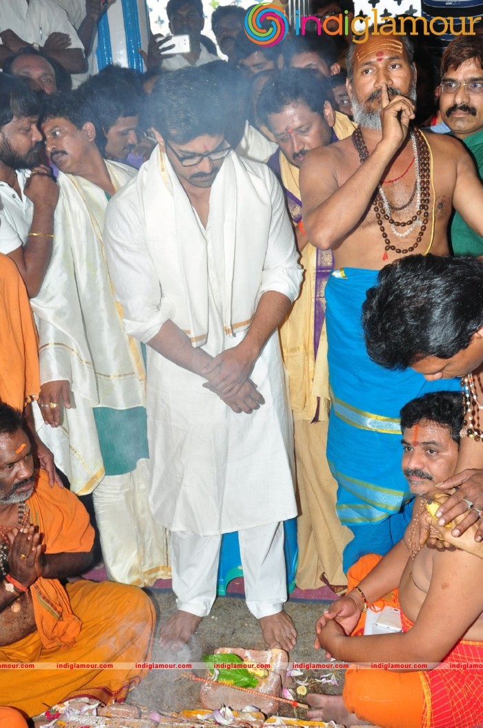Ram Charan At Chiranjeevi Birthday Celebrations at Filmnagar Temple Event hd photo