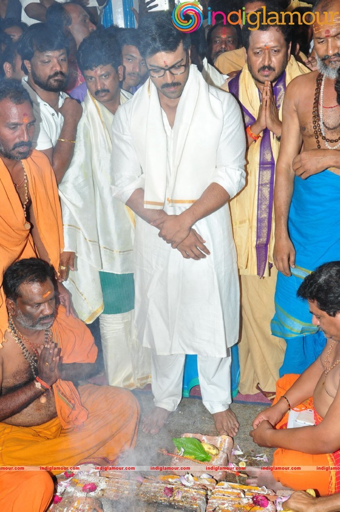 Ram Charan At Chiranjeevi Birthday Celebrations at Filmnagar Temple Event hd photo