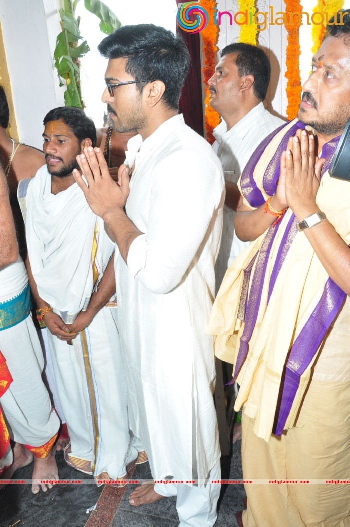 Ram Charan At Chiranjeevi Birthday Celebrations at Filmnagar Temple Event hd photo