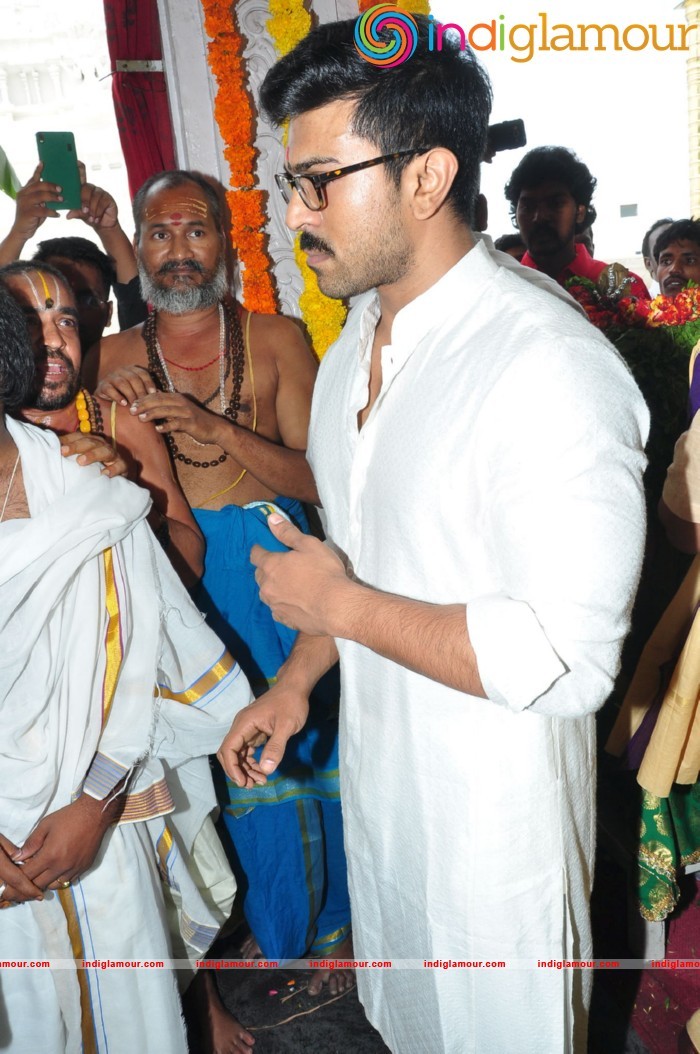 Ram Charan At Chiranjeevi Birthday Celebrations at Filmnagar Temple Event hd photo