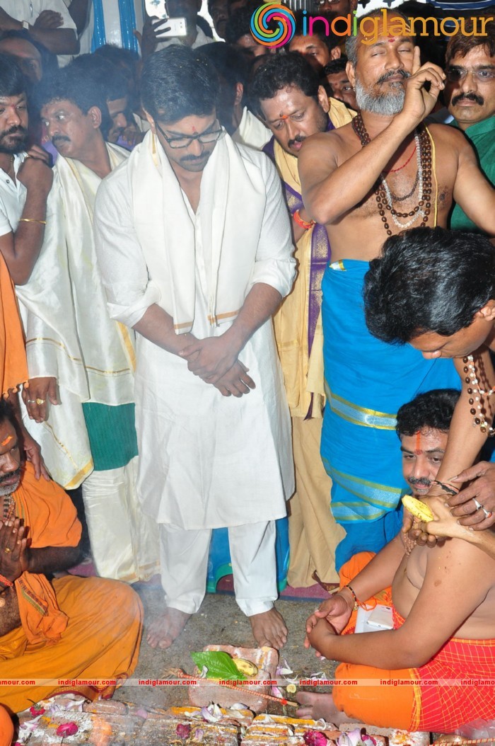 Ram Charan At Chiranjeevi Birthday Celebrations at Filmnagar Temple Event hd photo
