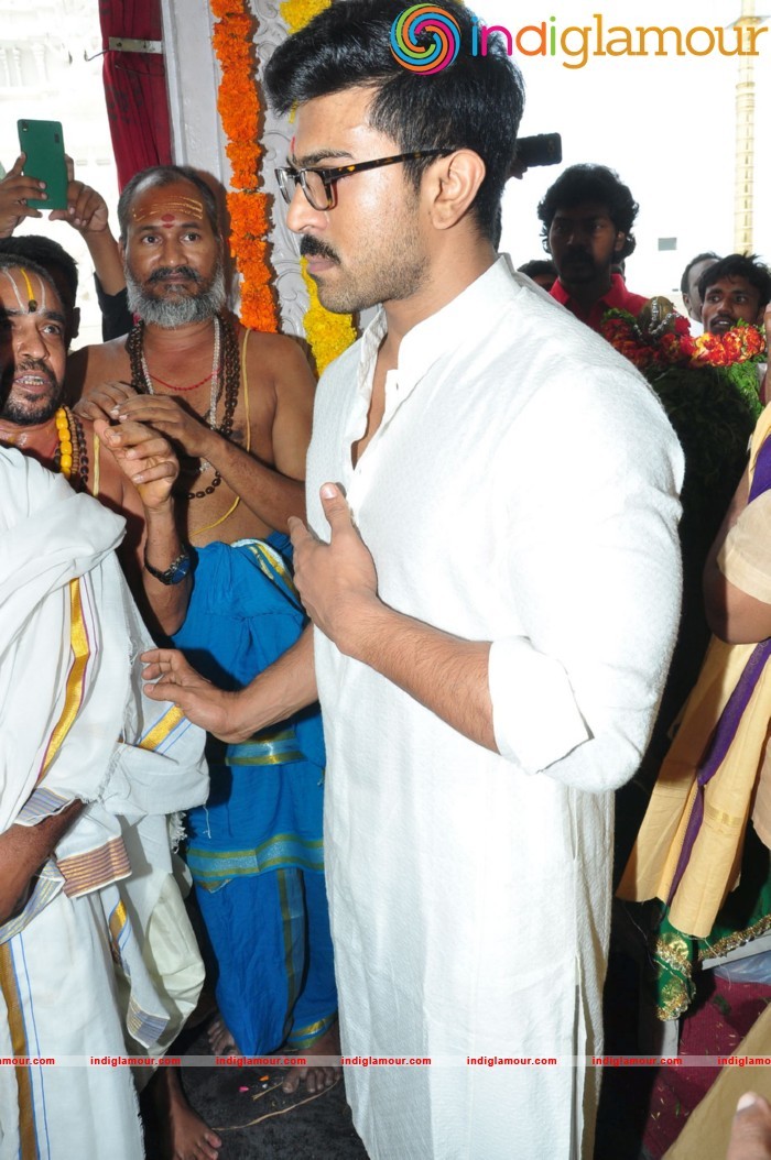 Ram Charan At Chiranjeevi Birthday Celebrations at Filmnagar Temple Event hd photo