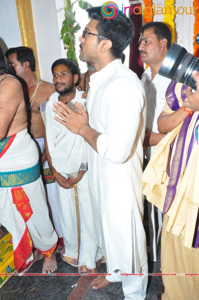 Ram Charan At Chiranjeevi Birthday Celebrations at Filmnagar Temple Event hd photo
