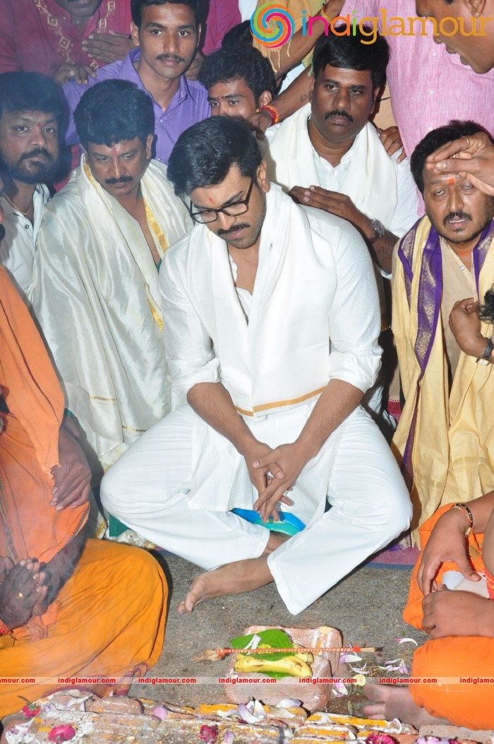 Ram Charan At Chiranjeevi Birthday Celebrations at Filmnagar Temple Event hd photo