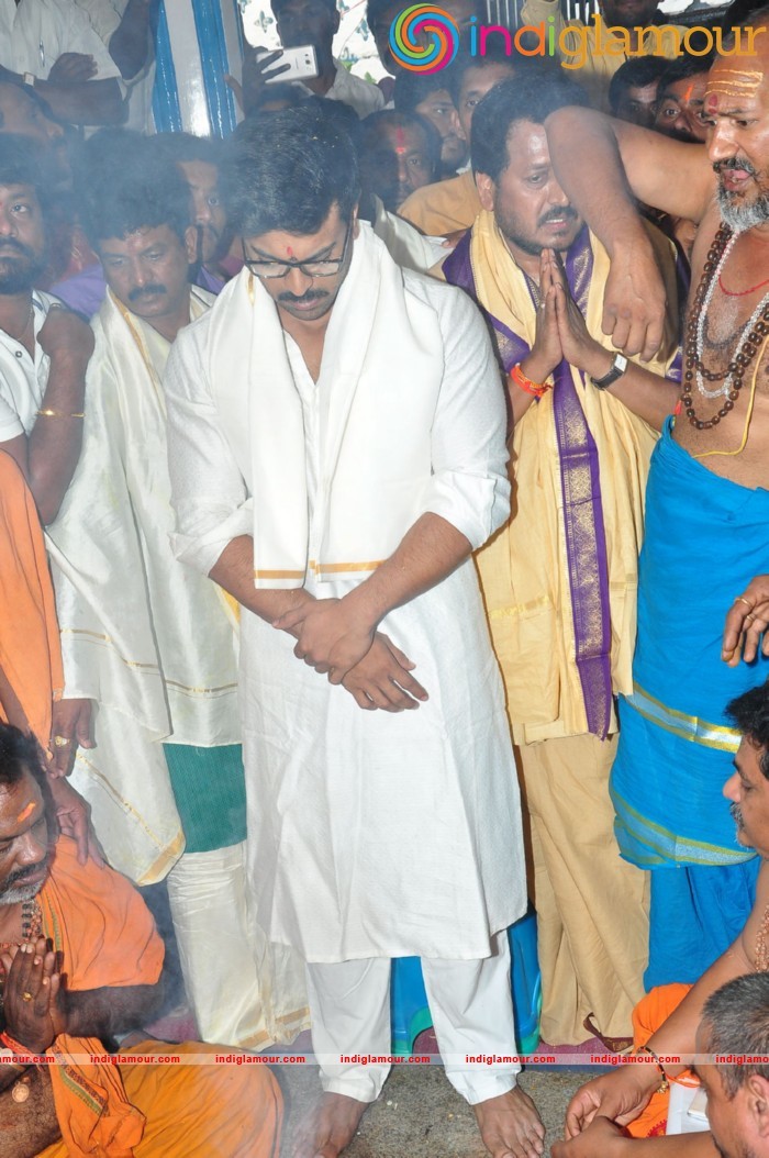 Ram Charan At Chiranjeevi Birthday Celebrations at Filmnagar Temple Event hd photo