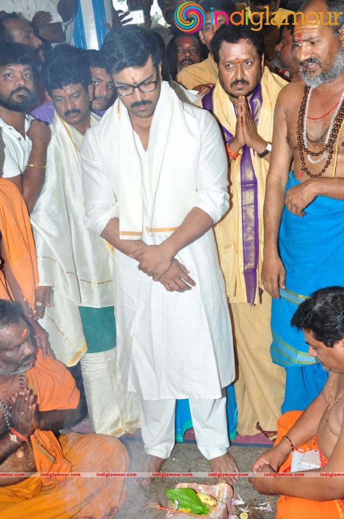 Ram Charan At Chiranjeevi Birthday Celebrations at Filmnagar Temple Event hd photo