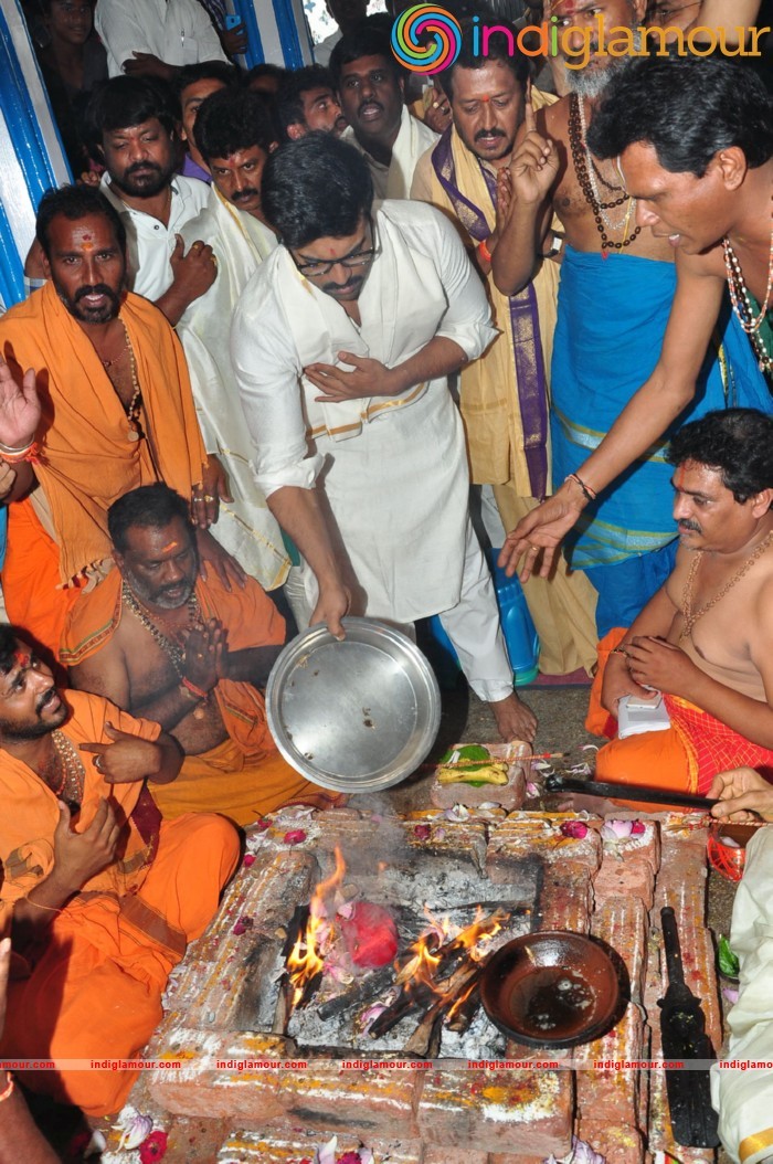 Ram Charan At Chiranjeevi Birthday Celebrations at Filmnagar Temple Event hd photo