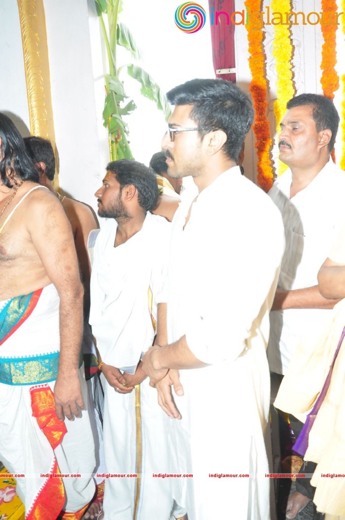Ram Charan At Chiranjeevi Birthday Celebrations at Filmnagar Temple Event hd photo