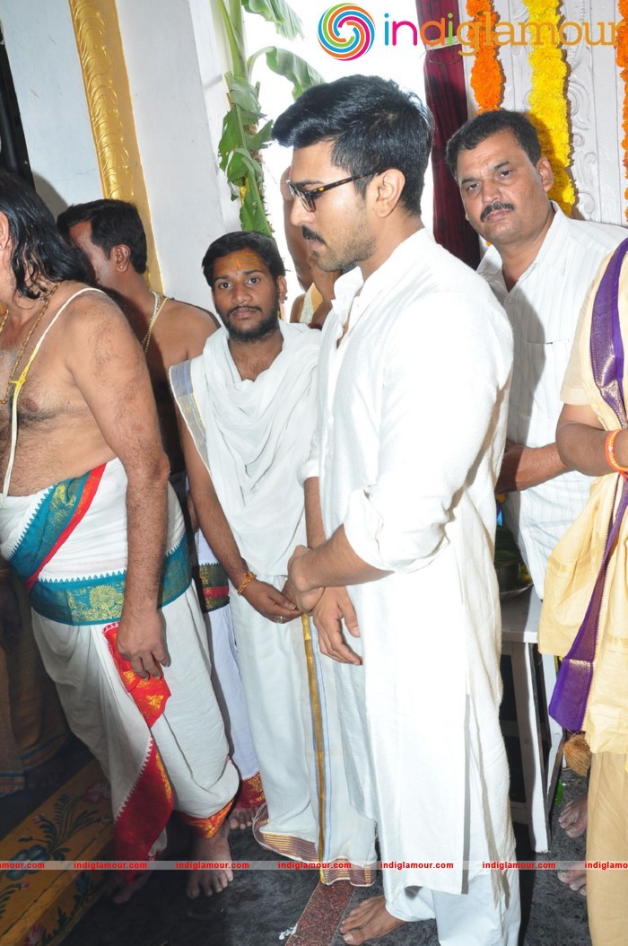Ram Charan At Chiranjeevi Birthday Celebrations at Filmnagar Temple Event hd photo