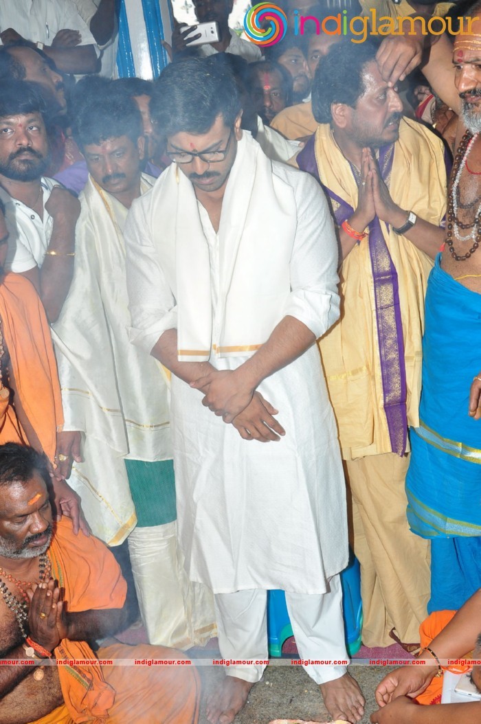 Ram Charan At Chiranjeevi Birthday Celebrations at Filmnagar Temple Event hd photo