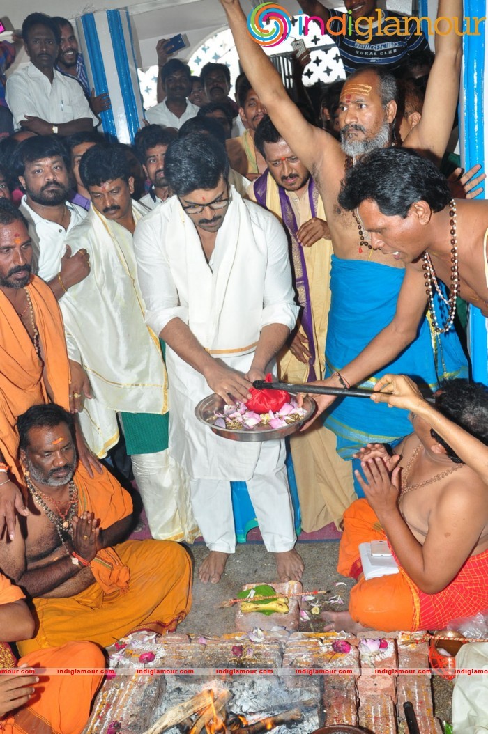 Ram Charan At Chiranjeevi Birthday Celebrations at Filmnagar Temple Event hd photo