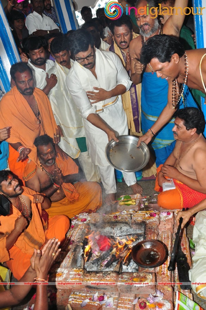Ram Charan At Chiranjeevi Birthday Celebrations at Filmnagar Temple Event hd photo
