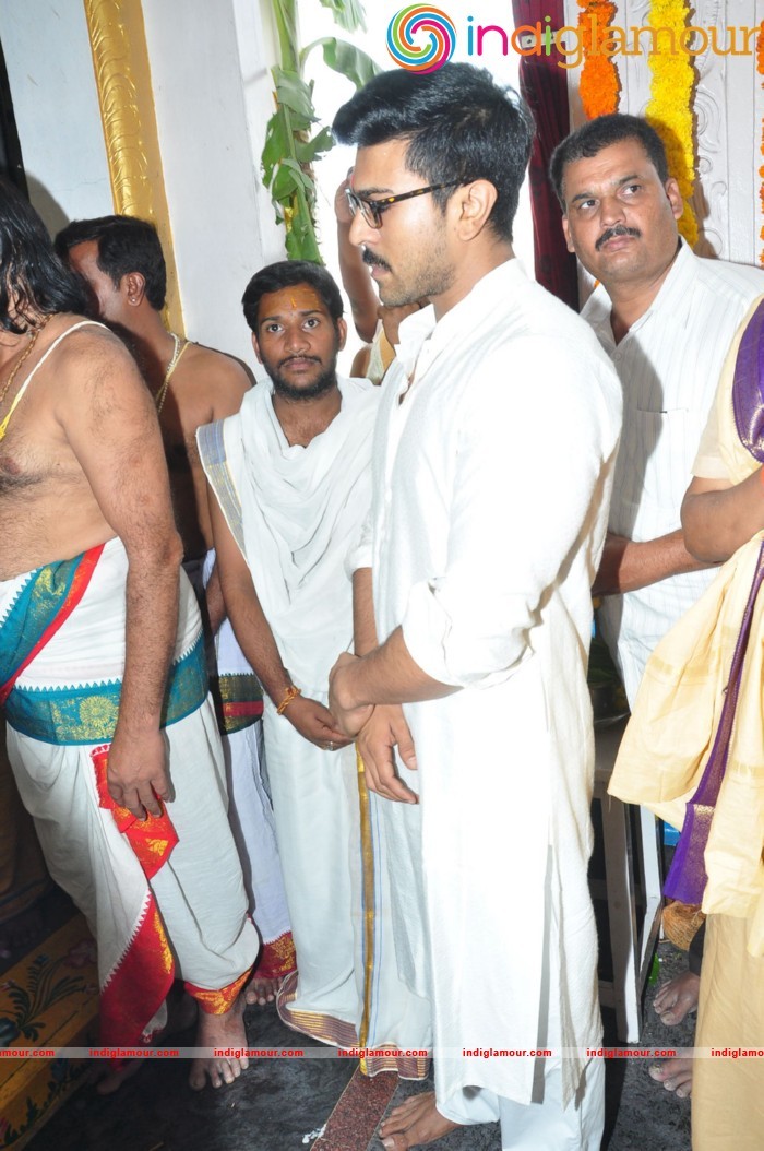 Ram Charan At Chiranjeevi Birthday Celebrations at Filmnagar Temple Event hd photo