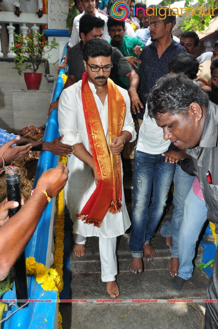 Ram Charan At Chiranjeevi Birthday Celebrations at Filmnagar Temple Event hd photo