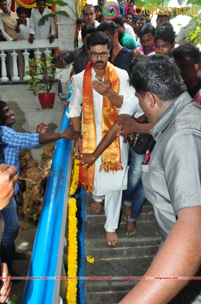 Ram Charan At Chiranjeevi Birthday Celebrations at Filmnagar Temple Event hd photo