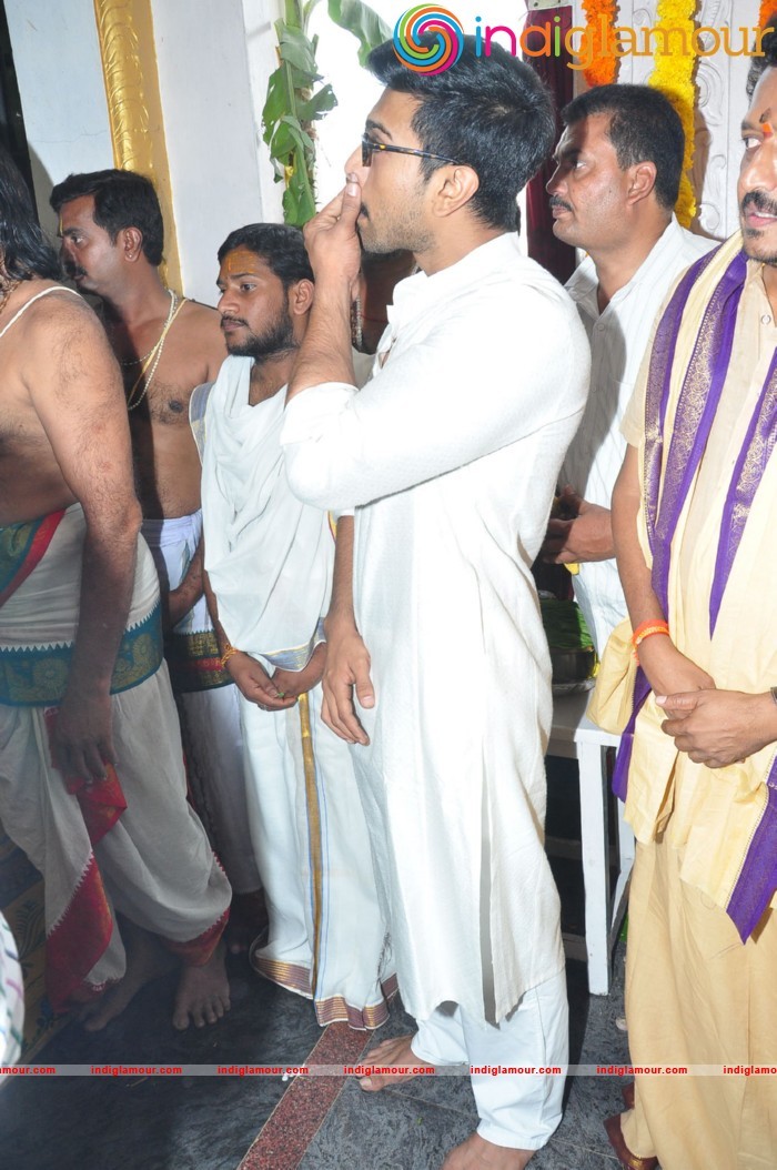 Ram Charan At Chiranjeevi Birthday Celebrations at Filmnagar Temple Event hd photo