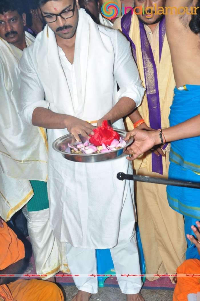 Ram Charan At Chiranjeevi Birthday Celebrations at Filmnagar Temple Event hd photo