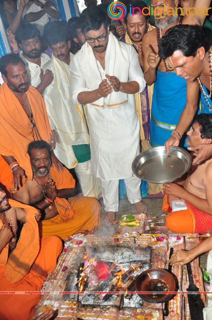 Ram Charan At Chiranjeevi Birthday Celebrations at Filmnagar Temple Event hd photo
