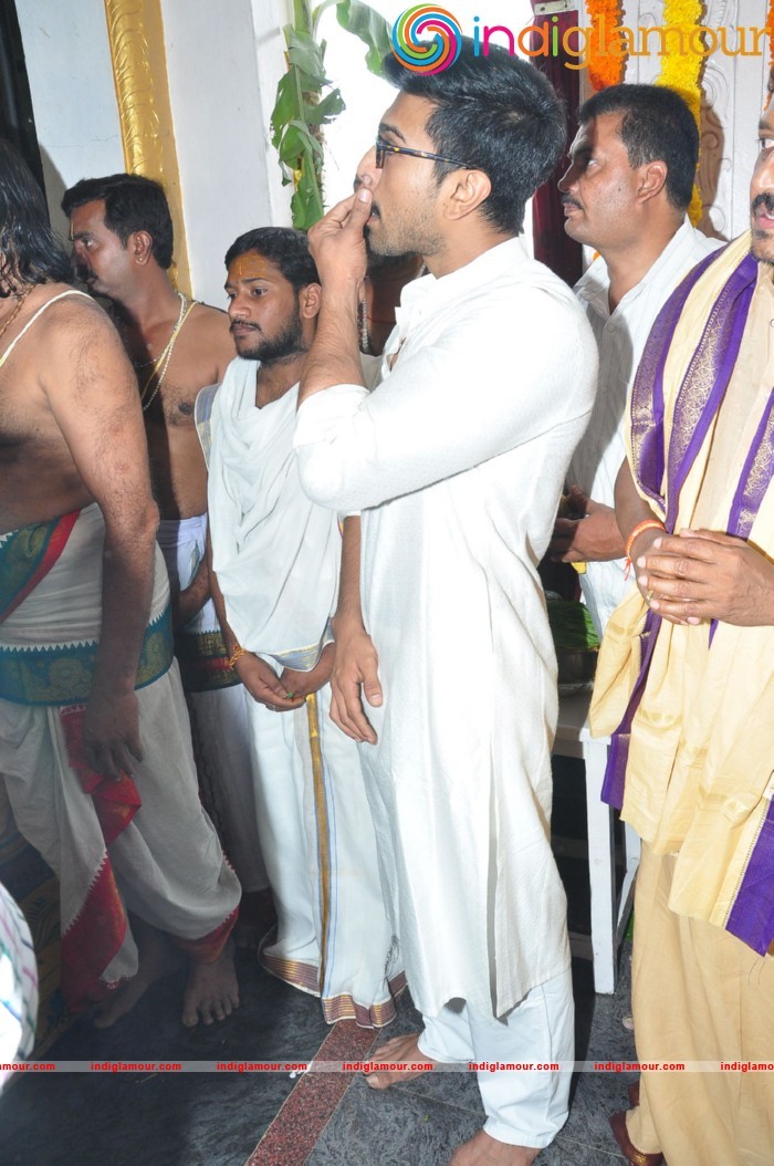 Ram Charan At Chiranjeevi Birthday Celebrations at Filmnagar Temple Event hd photo