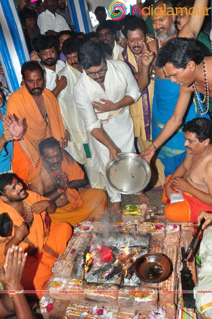 Ram Charan At Chiranjeevi Birthday Celebrations at Filmnagar Temple Event hd photo