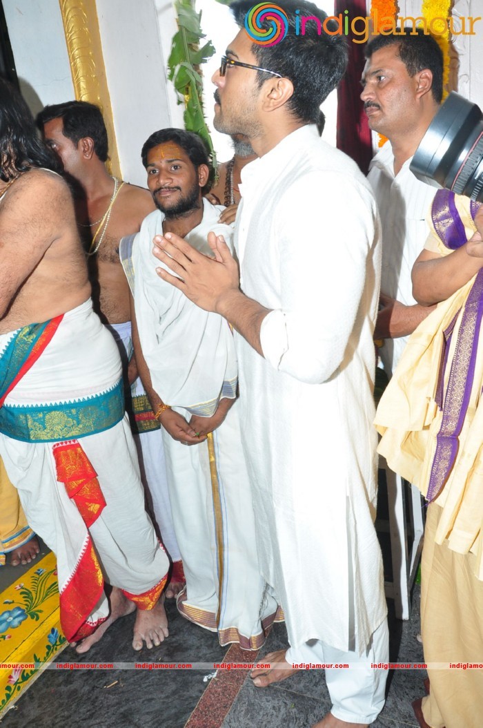 Ram Charan At Chiranjeevi Birthday Celebrations at Filmnagar Temple Event hd photo