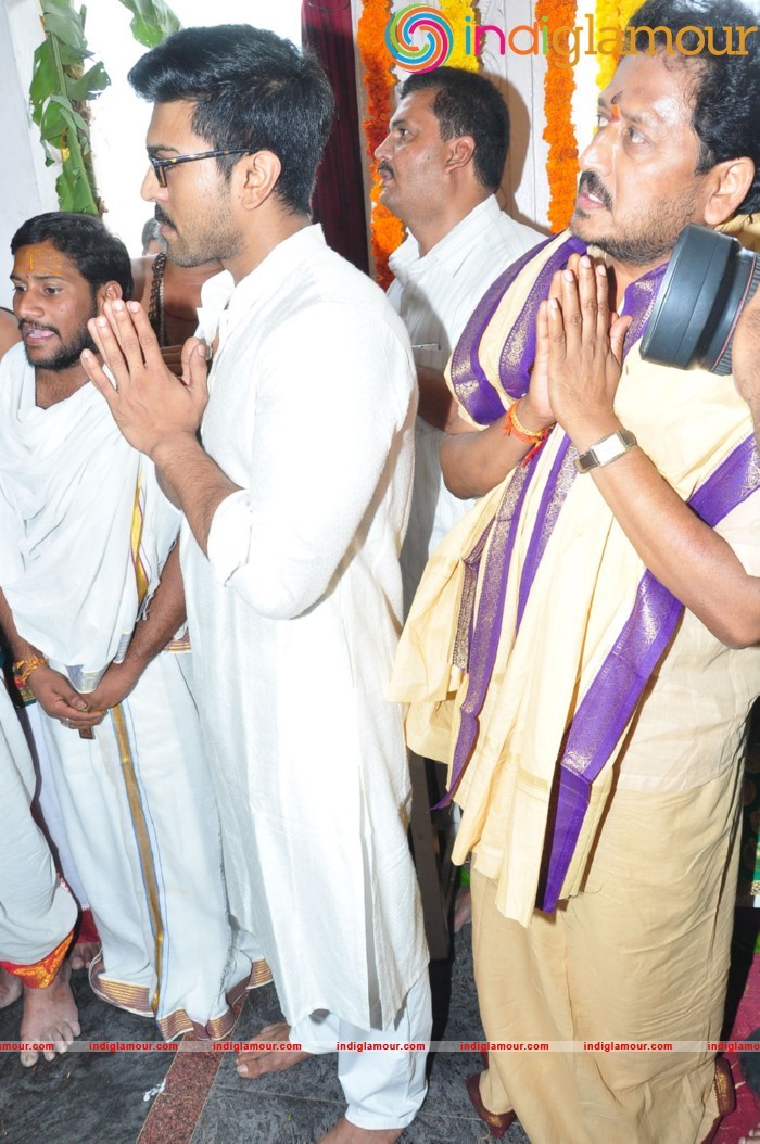 Ram Charan At Chiranjeevi Birthday Celebrations at Filmnagar Temple Event hd photo