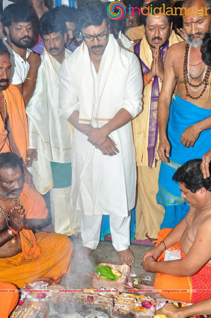 Ram Charan At Chiranjeevi Birthday Celebrations at Filmnagar Temple Event hd photo