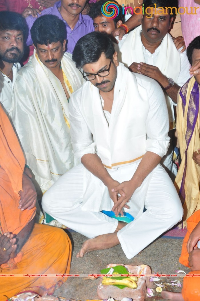 Ram Charan At Chiranjeevi Birthday Celebrations at Filmnagar Temple Event hd photo