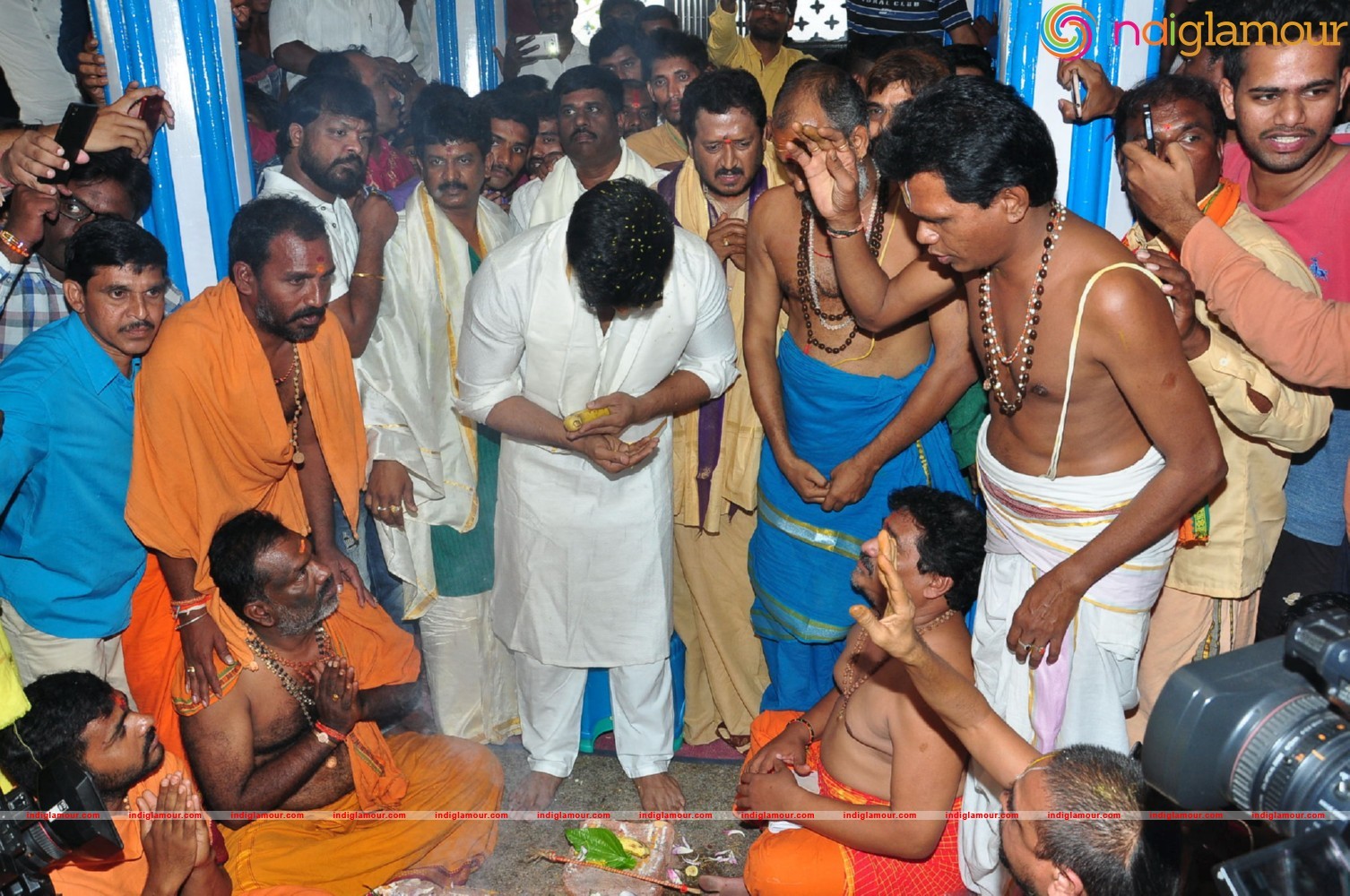 Ram Charan At Chiranjeevi Birthday Celebrations at Filmnagar Temple Event hd photo