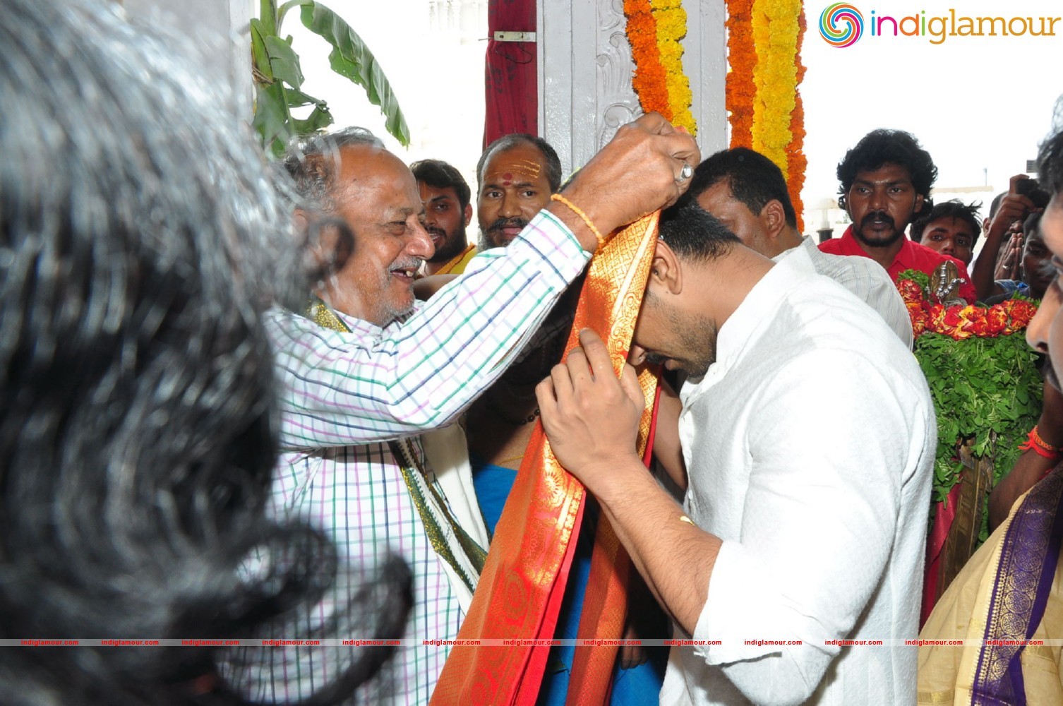 Ram Charan At Chiranjeevi Birthday Celebrations at Filmnagar Temple Event hd photo