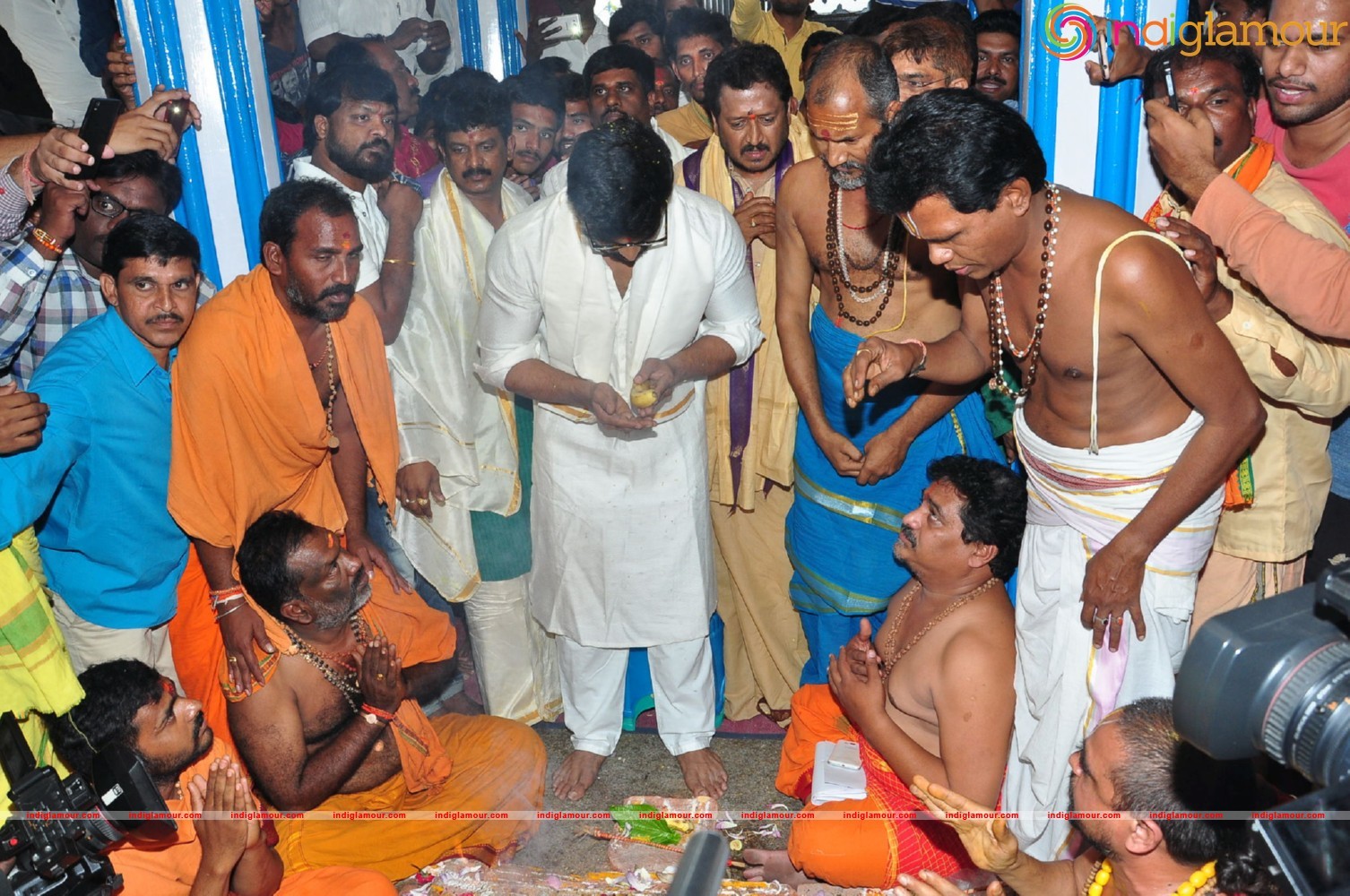 Ram Charan At Chiranjeevi Birthday Celebrations at Filmnagar Temple Event hd photo