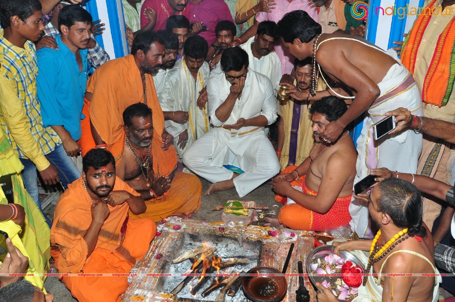 Ram Charan At Chiranjeevi Birthday Celebrations at Filmnagar Temple Event hd photo